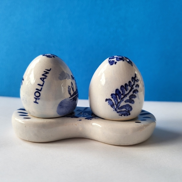 60th Vintage  Delft Blue Holland egg-shaped salt and pepper shackers with tray - Picture 4 of 7